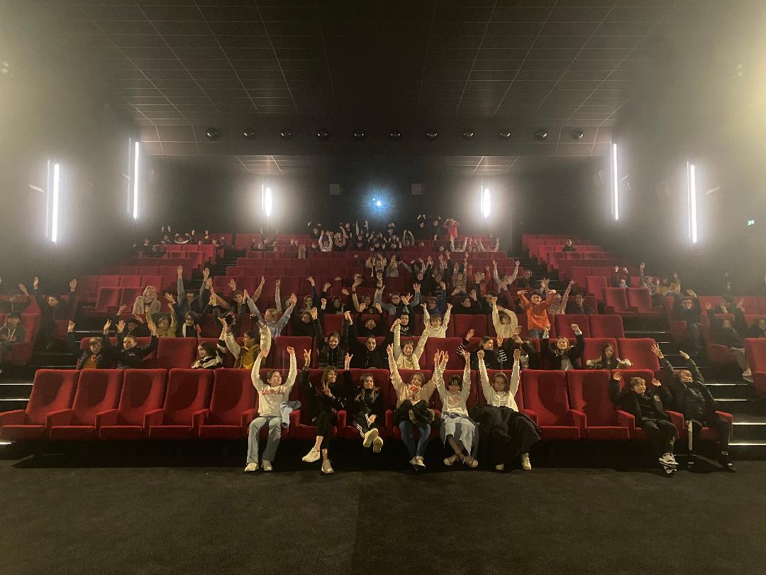 CurieBernay's tweet photo. 🛰️🚀"Les pieds sur terre... la tête dans les étoiles" Une projection du film "L' Astronaute" de Nicolas Giraud,🎁 à tous les élèves de 6ème par @EureenNormandie . Des 👏pour clore la séance et des échanges empreints d'ambition de nos élèves: Que demander de mieux 🔆@MoncadaFra https://t.co/zSVsZEQKqZ