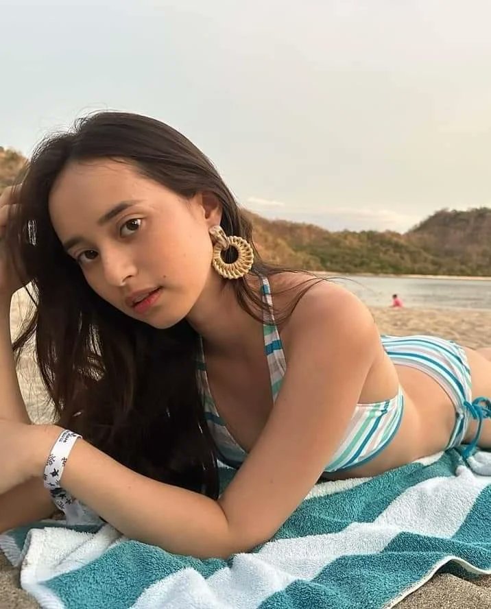 GlitterChannel8's tweet photo. #GlitterChannel (Artist on the Rise) --- NICKY GILBERT IS SIZZLING HOT
Host, model &amp; newly signed actress of NET25 Star Center Batch 1,  #NickyGilbert took some snaps of her alluring &amp; dazzling skin pictures this summer at the Pico de Loro beach.

"It's kinda hot this summer!" https://t.co/W7RVYU7nFz
