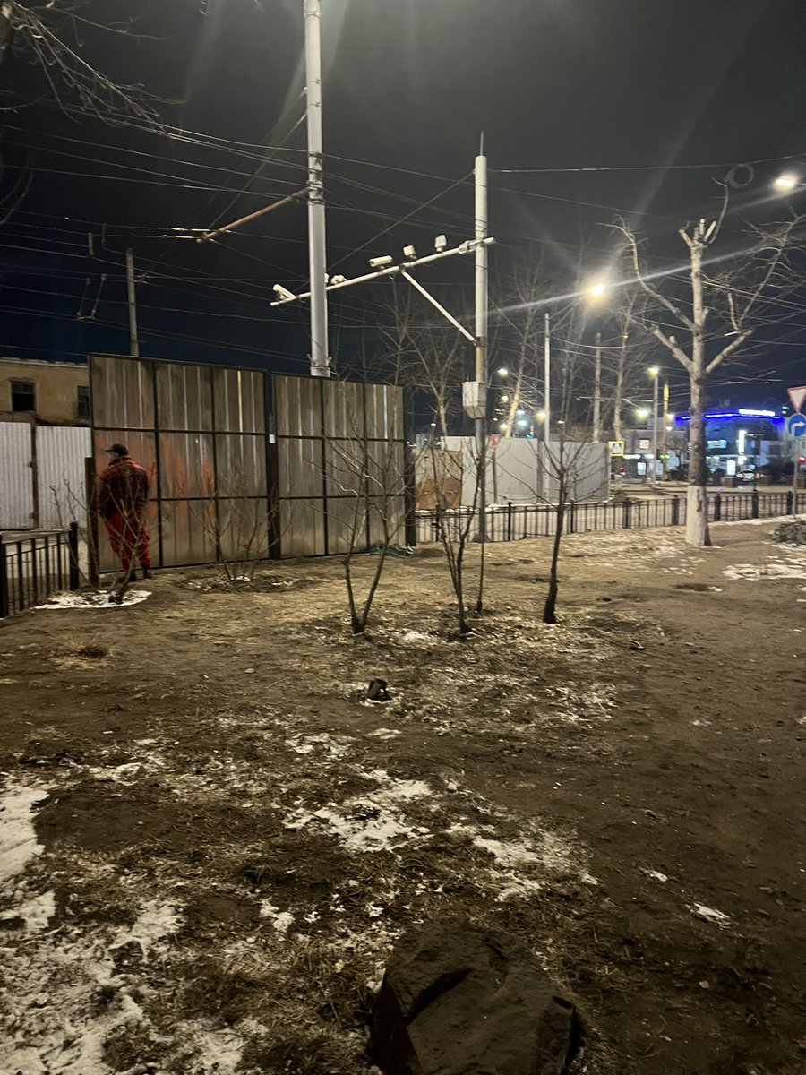 Вокзалаас хойшхи үлдсэн жоохон ногоон байгууламжыг хашаалаад эхэллээ Шөнөөр хийжахыг бодуул зөвшөөрөлгүй ? <a href="/MunkhErdene81/">Munkh-Erdene Dembereltseren</a>