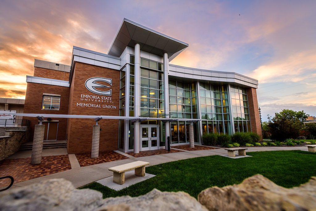 ESUMensBBall's tweet photo. Our campus is beautiful.

#GoEmporia ||| #StingersUp https://t.co/dVSlGHlgFx