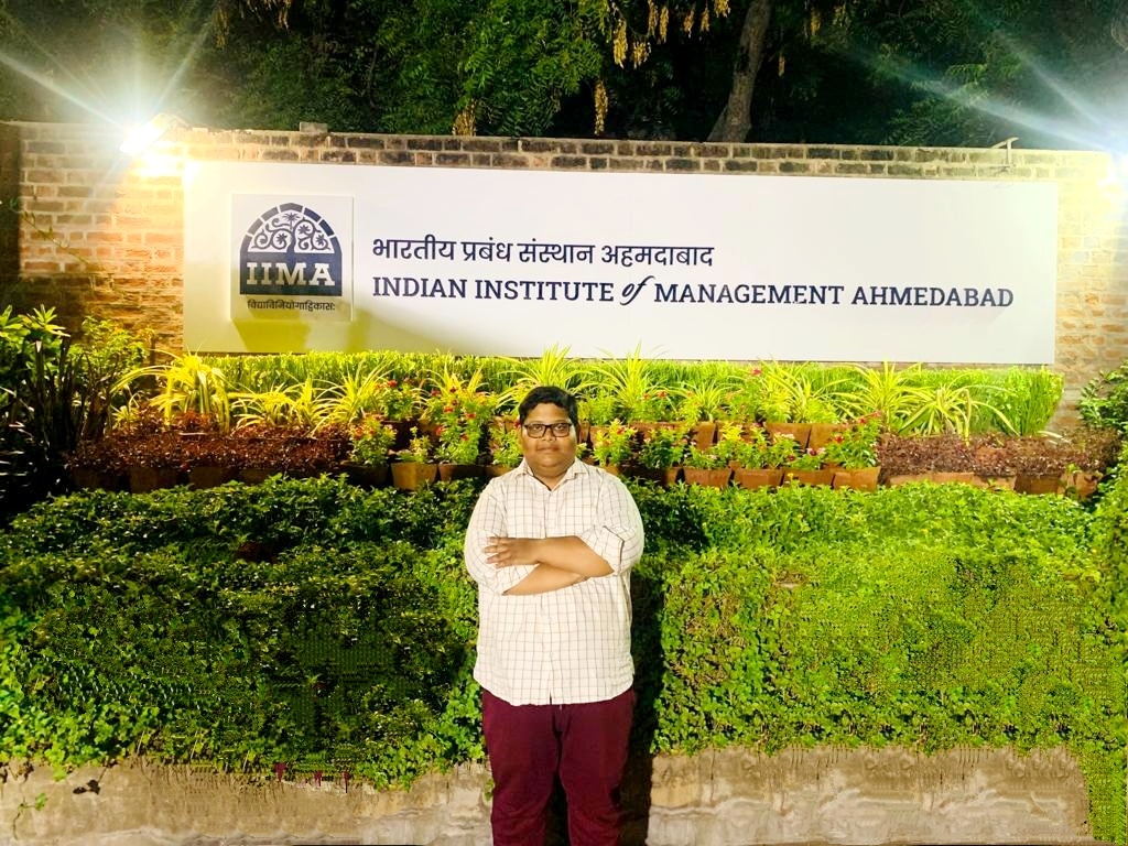 ckroybhu's tweet photo. The mandatory pic at @IIMAhmedabad 🤓 https://t.co/W952KMPwLF