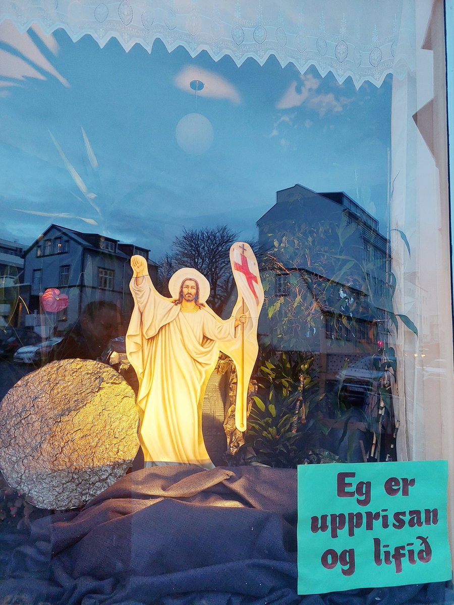 Það kom update. Ég fílaði heimsendahyggjuna í fyrstu skreytingunni eiginlega betur 💀 en fatta núna að skrítni leirhringurinn var steinninn sem var settur fyrir gröfina 🙃