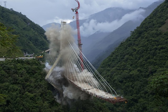 nacional_memes's tweet photo. Abro hilo de descripción gráfica de corrupción en Colombia 🇨🇴:

Desplome del Puente vía Bogotá Villavicencio: https://t.co/8lCbRu2uFU