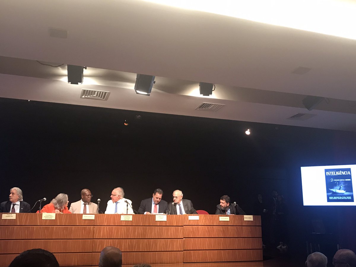 pluraleemsite's tweet photo. Começando o Evento “Agendas do Brasil” - pelos 25 anos da Revista Inteligência , da Insight. Parabéns para os amigos! / @pedrodoria Luiz César Faro Christian Lynch @FGV @marizalouven https://t.co/5LKBHMou9l