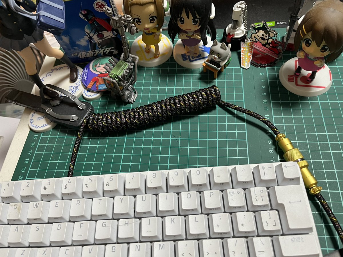bulldozer_fuji's tweet photo. そしてこれも!!#GRAPHT 様から提供いただきま��たキーボードお洒落&頑丈コード「カスタムコイルケーブル」とPC操作時の手首と腕を守る「アームカバー」!
猫に噛まれても安心!!猫に付けられた腕の傷も隠れて嬉しい!!
こういうオプションパーツもチェックしてね!!
#teamgrapht https://t.co/wO4s7pjcGV