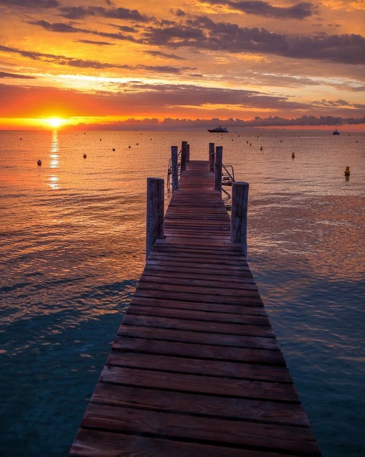 thisissttropez's tweet photo. The #secret to a good #morning is to watch the sunrise with an open heart... 🌅
Photo by @gabriellovas #ThisIsStTropez #club55 #sainttropez #france #sunrise #sea #biew #beautiful #CotedAzurFrance https://t.co/ynOgKV2Xm3
