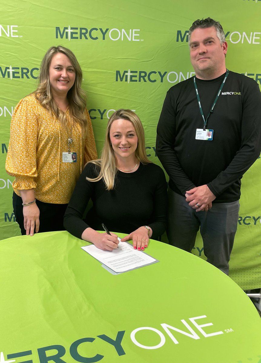 MercyOne_Iowa's tweet photo. It’s signing day! ✍ Resident physician and future provider at Clear Lake Family Medicine, Dr. Taylor May has signed with MercyOne! 💚 We look forward to her continuing care at MercyOne! Learn more. > https://t.co/fvldhiEnuI #MercyOneResident #MercyOneDoc https://t.co/tjti0Pmtx9