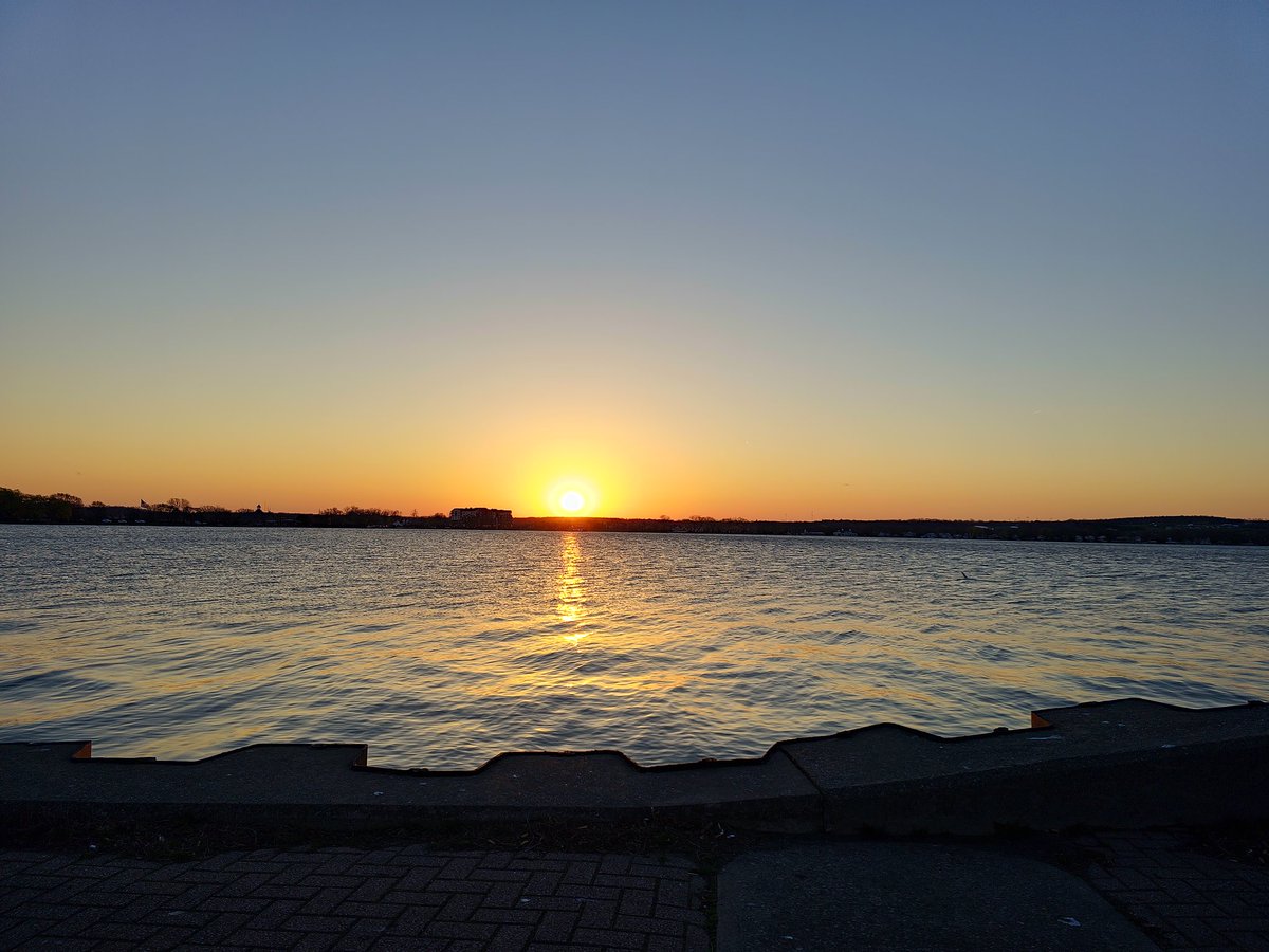 Eric_Morehouse's tweet photo. Beautiful sunrise and meeting up with my new friends again.
#RunWithTheMarines
#SemperFidelis
#NeverForget
#WolfManRunning
#QuackWithTheDucks
#QuackQuackMFer https://t.co/X5xW9R8QSG