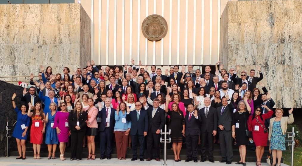 ACOJUDCR's tweet photo. ¡Buenos días judicatura latinoamericana!
Foto oficial de los asistentes a la 70 Asamblea de la @FLAM_asociacion frente a la Corte Suprema de Justicia de Costa Rica. Gran orgullo en @ACOJUD_CR por tenerles en nuestro país. https://t.co/B3ruelVrcC