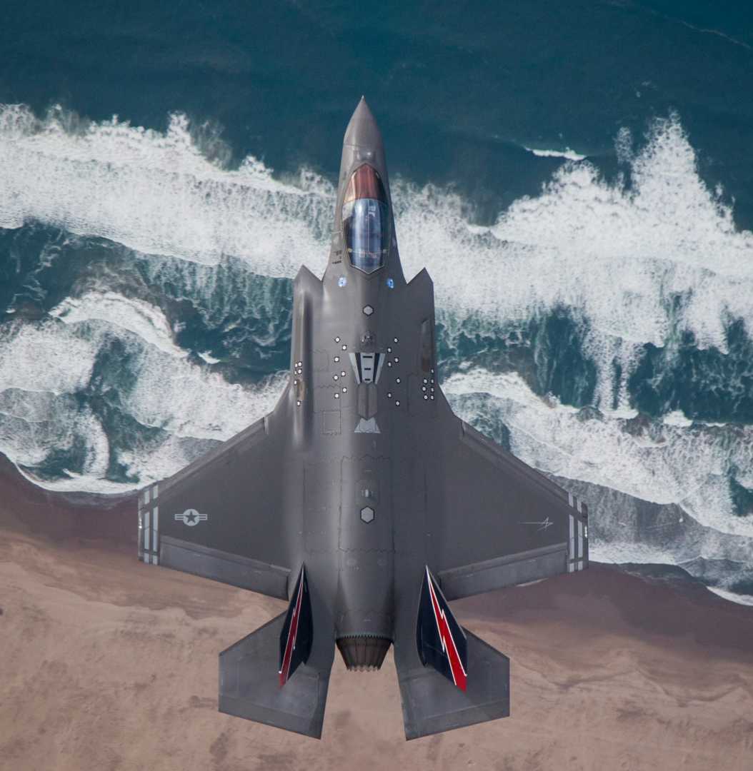 NeDaSu001's tweet photo. @onyxusone @CarlZha That's J20 cockpit on the top and F-35 below on your picture 💀 https://t.co/gGN1ljc8p6