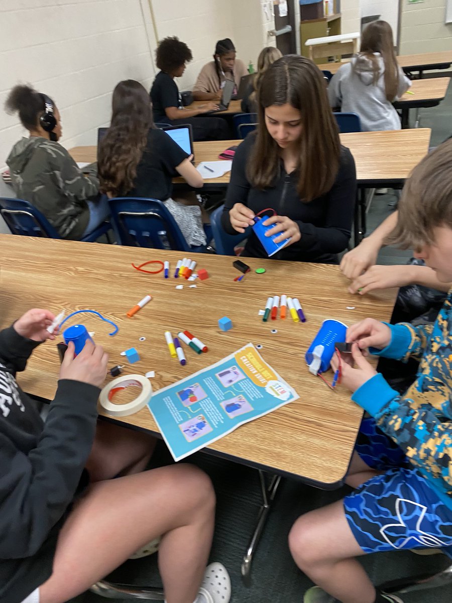 JessMatousek's tweet photo. 7th Grade Comp/tech coming to a quick end. Thought a great way to wrap it up especially during Air testing days was to try some diff. challenges. #creative #scribblebots @HarmonPrincipal @APHarmonMS https://t.co/wEP1daDjD6