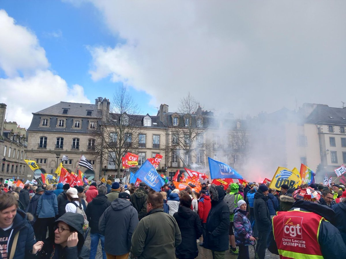 UDBJeunes's tweet photo. 📢 L'UDB Yaouank en manif aujourd'hui dans toute la Bretagne pour de nouveau s'opposer à la réforme des retraites.

📜 Demain, ce sera au Conseil "Constitutionnel" de se prononcer. Un conseil garant d'un texte qu'il est urgent de changer.

#fédéralisme @UDB__ @RetPS #stourm https://t.co/cSjWSnZ86A