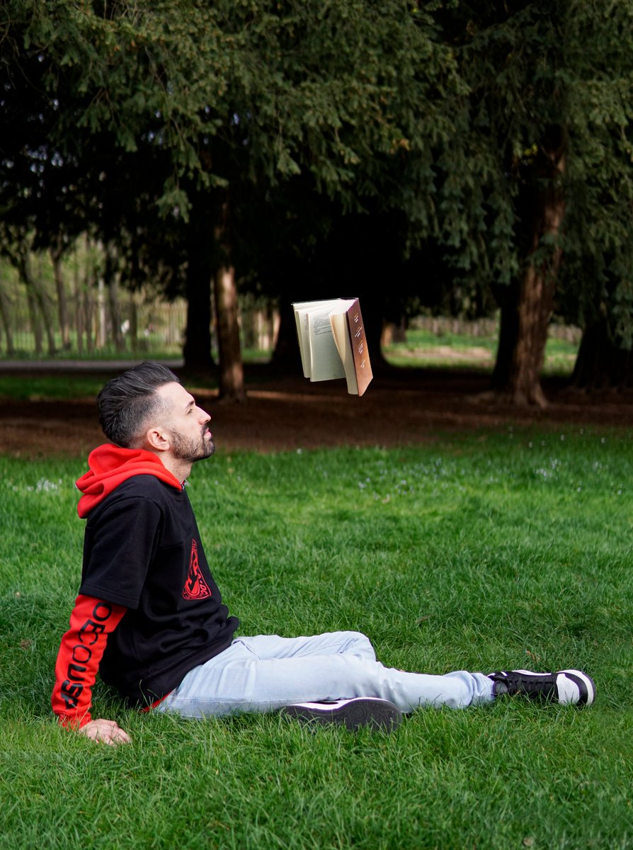 c1superstar's tweet photo. Leggere un buon libro al parco.. non c'è cosa più rilassante 🌲📖 #photoshop #fantasia #editing #digitalart #parcodimonza https://t.co/fvooSo6d8O