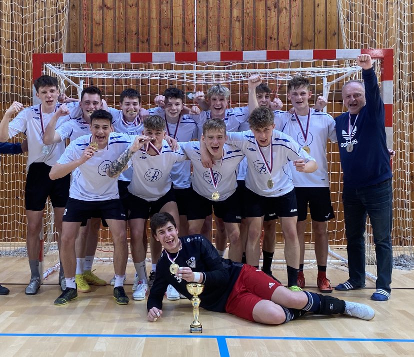 StrakaStrak11's tweet photo. Mistři republiky futsal a cooo ? 🥇🥇🤩 https://t.co/Nk8QaXClMJ