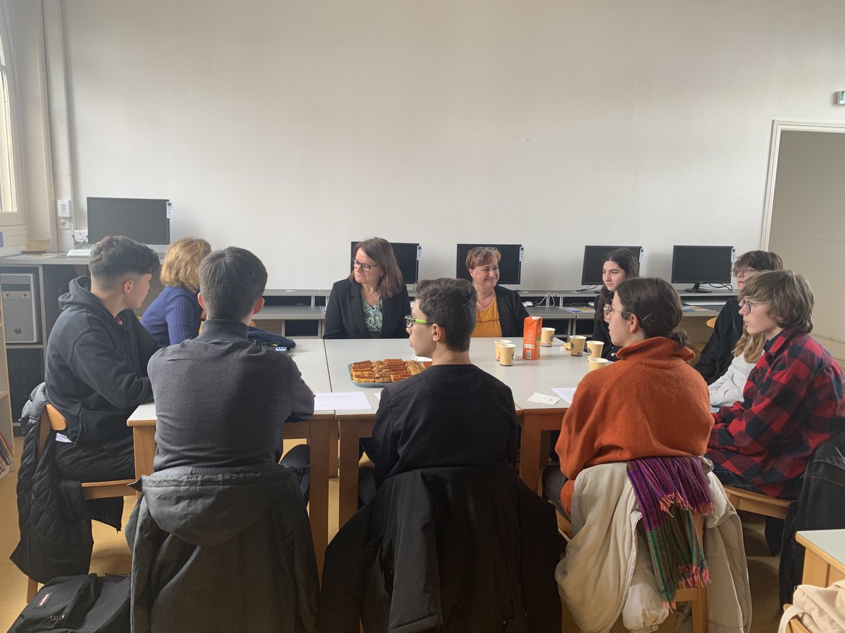 lyceejarennes's tweet photo. Rencontre inspirante entre les ambassadeurs au développement durable et Mme la députée @LMaillart ! Des échanges riches sur les enjeux du réchauffement climatique. Merci pour cette prise de  conscience et cette motivation à agir pour notre planète 🌍   #Engagement #Environnement https://t.co/iJdQdmMAkl