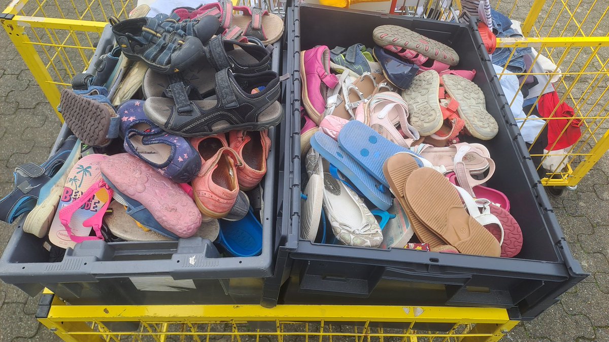 UmsonstladenK's tweet photo. 🌥Das Wetter war gut. Durch den #Zeitungsartikel sind einige neue Leute gekommen. Wir hatten viel #Lauch und #Brokkoli. Und wir haben mal die #Sommerschuhe für #Kinder ausgepackt. Es ist viel #Besteck reingekommen🥦🍴🩴
🆓️🛒#Umsonstladen #kostnix #Gratisladen #Freeshop🆓️🛒 https://t.co/yMPw066RRf