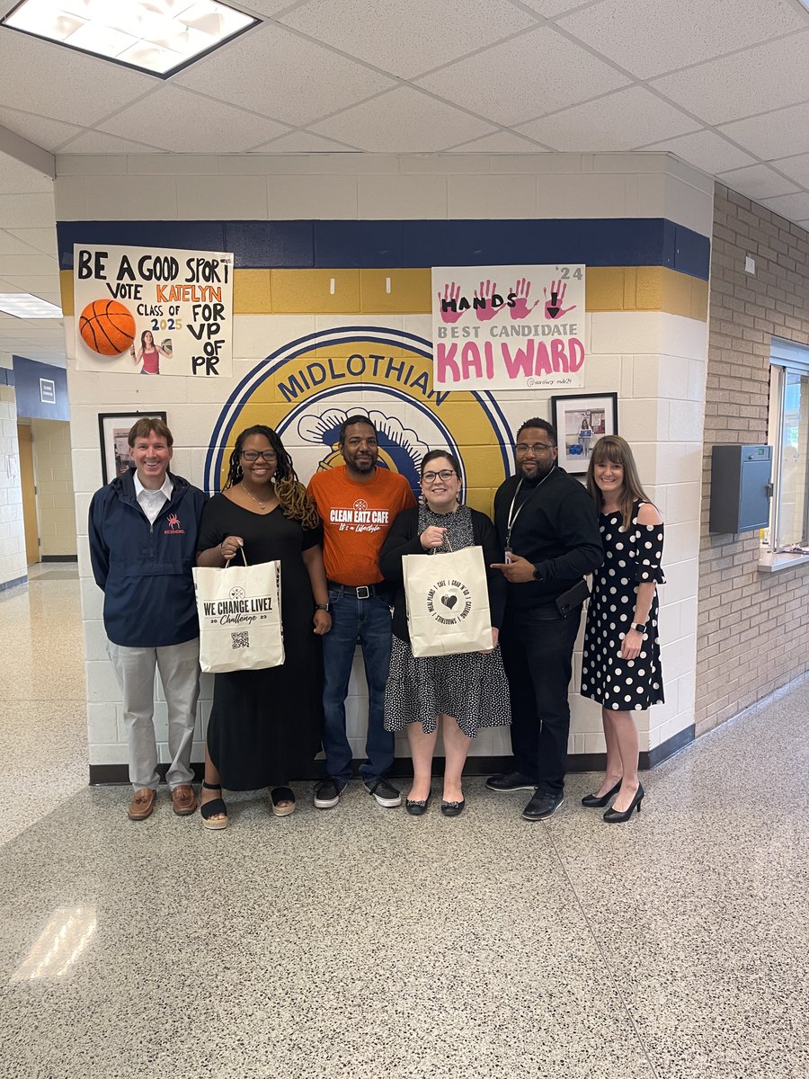 MidloHSCounsel's tweet photo. Thank you @CleanEatzMidlo for helping our counseling team stay healthy with a donation of delicious and clean meals! No excuses during this busy home stretch to the end of the school year! https://t.co/R0SCBMPmUe