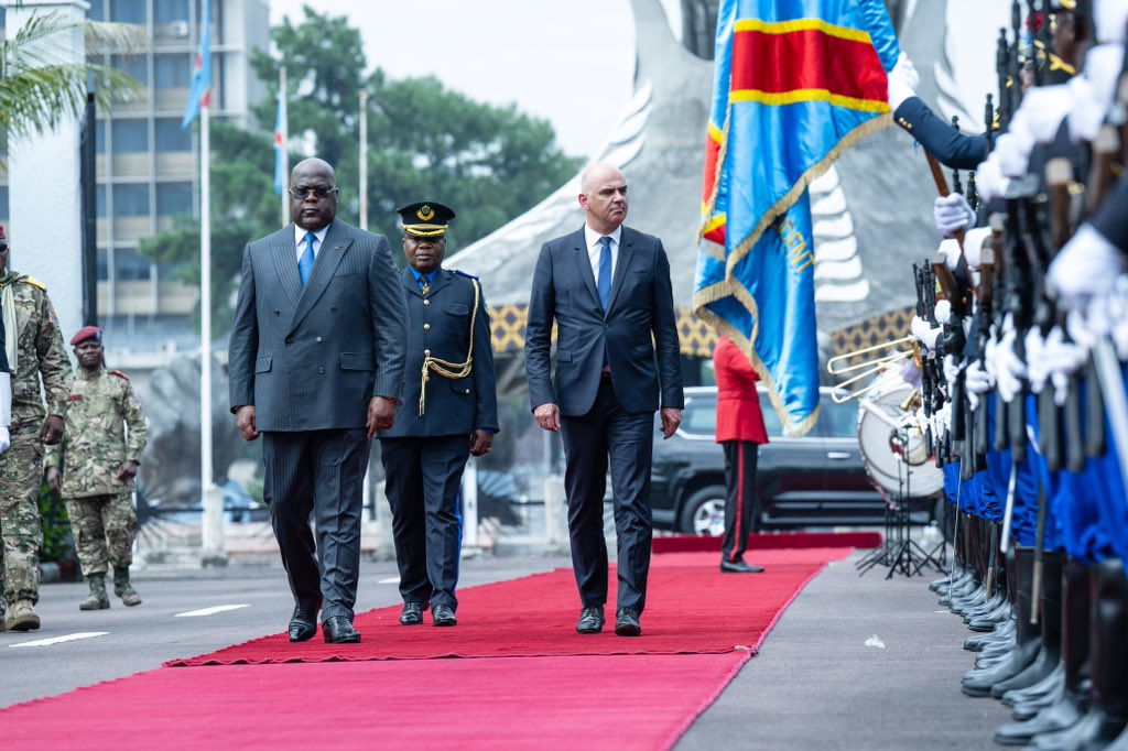 AmbSuisseRDC's tweet photo. Accueil du Président de la Confédération 🇨🇭 par le Président de la #RDC 🇨🇩 Tshisekedi au Palais de la Nation @Presidence_RDC. 
Renforcer le dialogue avec les autorités congolaises et exprimer le soutien de la Suisse aux efforts de développement et de politique de paix.
🇨🇩🤝🇨🇭 https://t.co/VS98ze5y7O