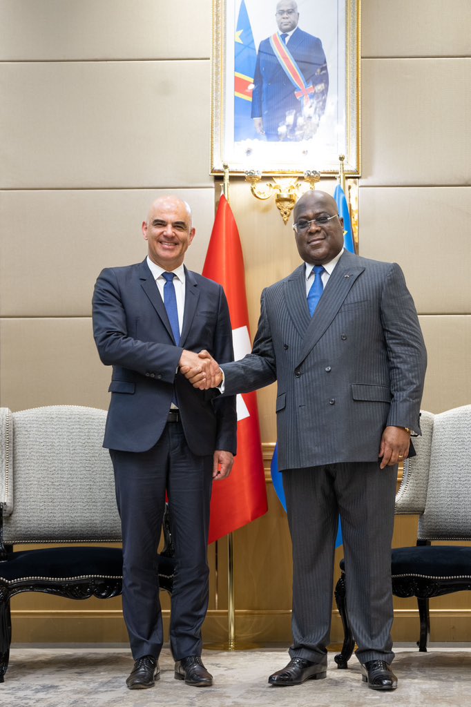 AmbSuisseRDC's tweet photo. Accueil du Président de la Confédération 🇨🇭 par le Président de la #RDC 🇨🇩 Tshisekedi au Palais de la Nation @Presidence_RDC. 
Renforcer le dialogue avec les autorités congolaises et exprimer le soutien de la Suisse aux efforts de développement et de politique de paix.
🇨🇩🤝🇨🇭 https://t.co/VS98ze5y7O