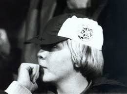 Mochten uw dochters <a href="/koninklijkhuis/">Koninklijk Huis</a>  ook lid worden dan maken zij meteen gebruik van het gezinslidmaatschap; nu voor maar €10,- pp! Uw vrouw is natuurlijk ook welkom echter hebben wij begrepen dat zij voor de ‘balans’ een andere clubvoorkeur heeft. ajaxlife.nl/ledenservice/l… #Ajax