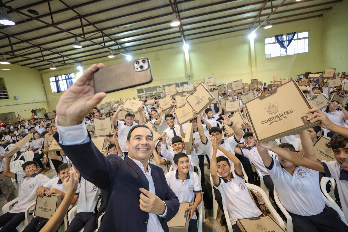 petecovischi's tweet photo. El Gobernador @gustavovaldesok visitó Paso de los Libres para hacer entrega de 1000 computadoras para alumnos de varios establecimientos educativos, inaugurar edificios y entregar herramientas a emprendedores locales. https://t.co/cMuxJ9tBoj