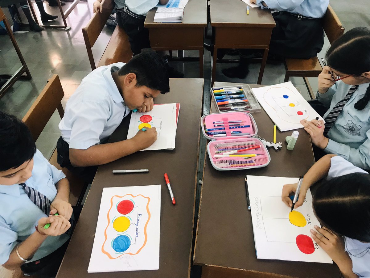 Kanchangold0044's tweet photo. Ss of #knps #Fun with #Colours and also learn about #Primary colours and #Secondary colours in Art Period Really they enjoy a lot. https://t.co/9GnBA4HPjJ