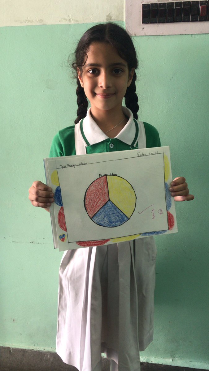 Kanchangold0044's tweet photo. Ss of #knps #Fun with #Colours and also learn about #Primary colours and #Secondary colours in Art Period Really they enjoy a lot. https://t.co/9GnBA4HPjJ