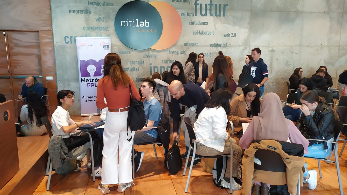 pembarcelona's tweet photo. El PEMB ha participat a l’Acceleradora del #MetropolisFPLab al @citilab per resoldre dubtes de l’alumnat d’FP que s’ha presentat al repte “Com aconseguim que el jovent interactui amb altres llocs de la metròpoli fora del seu #barri o #ciutat”
👥@socioEconAMB @fundaciobcnfp @diba https://t.co/YP0ioBSnf7