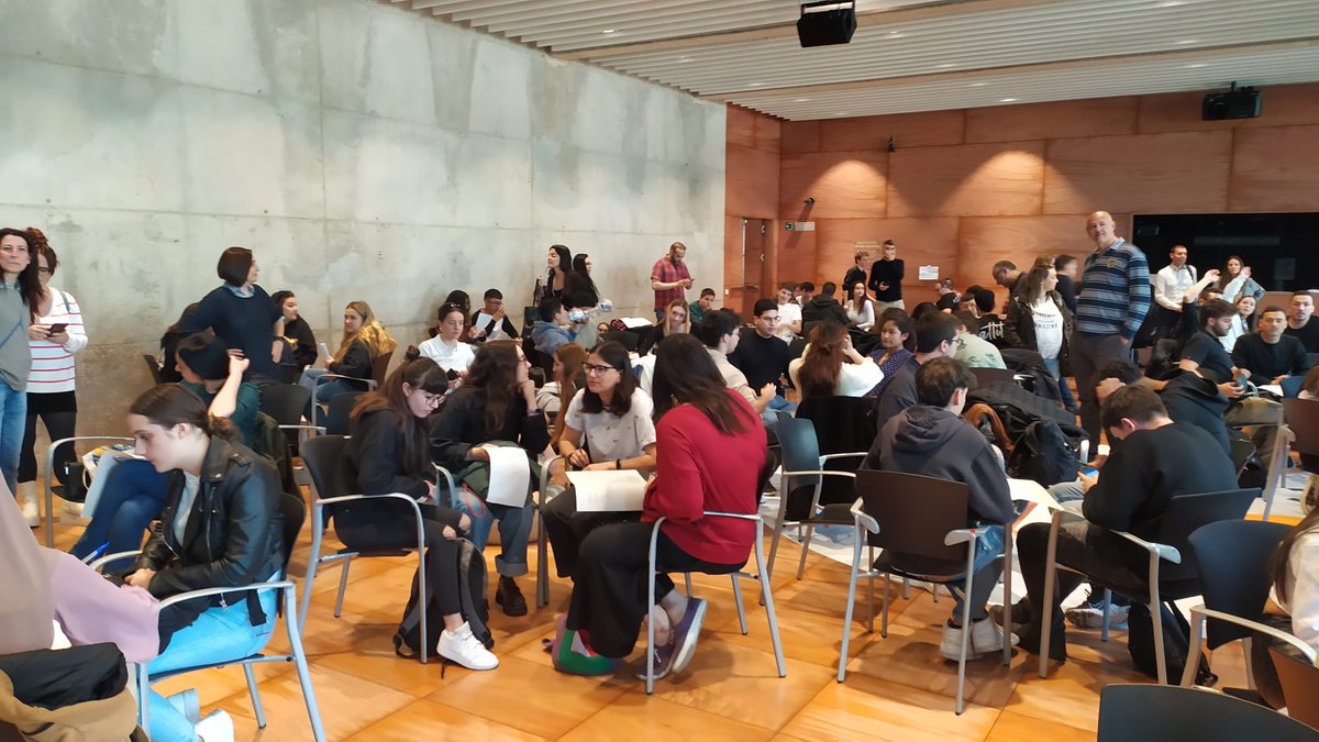 pembarcelona's tweet photo. El PEMB ha participat a l’Acceleradora del #MetropolisFPLab al @citilab per resoldre dubtes de l’alumnat d’FP que s’ha presentat al repte “Com aconseguim que el jovent interactui amb altres llocs de la metròpoli fora del seu #barri o #ciutat”
👥@socioEconAMB @fundaciobcnfp @diba https://t.co/YP0ioBSnf7