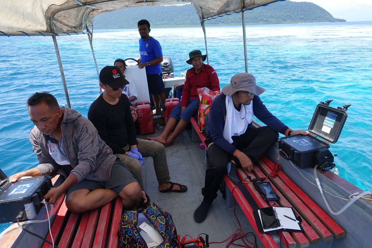 SELAMAT Megafauna fieldwork in Sorong and Raja Ampat / West Papua deploying drones for megafauna mapping and image analysis &amp; filtering seawater for eDNA with <a href="/ach_sahri/">Sahri</a> Lay Tjarles <a href="/rizkindk/">Rizki Nandika</a> Fatri La Ode Jafry Manuhutu Mathias Taborat @Ferdi_arieck <a href="/MannocciL/">Laura Mannocci</a> <a href="/RegisHocde/">Hocde</a> 1/3