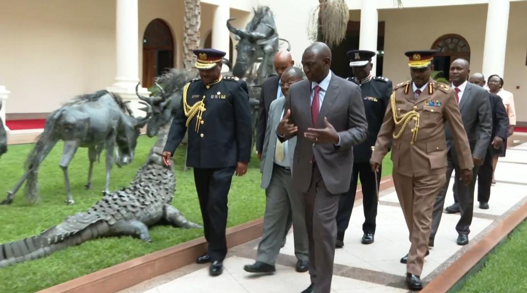 AlphaMediaTv1's tweet photo. JUST HAPPENED
Pres. Ruto meets Police Chiefs as Raila calls for Maandamano 
Watch here:https://t.co/SiEMn1zmfQ
#KPLC #AndrewKibe Edwin Sifuna #ChatGPT Nonini Chebukati linet toto https://t.co/vzpi943pZS