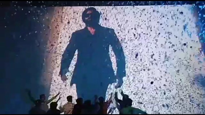 TeamOnlyYash's tweet photo. How Many Retweets for This Pic 🤩
#1YearForKGF2Rampage
PINNACLE OF INDIAN CINEMA YASH 

#YashBOSS #Yash19 @TheNameIsYash https://t.co/3AEKZSdIJf