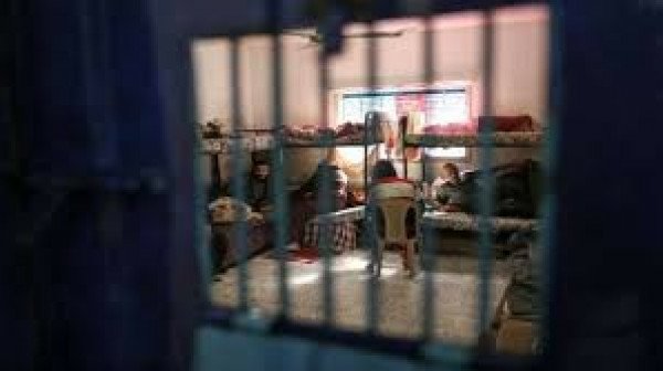 qadeyah_'s tweet photo. After the first two hours of Eid have passed, the prison administration forces prisoners to return to their cells. Left the prisoner drowns in his dreams and questions, flipping through pictures, albums, and letters of their families...

#حكاية_زنازين https://t.co/1s2pRPaIYD