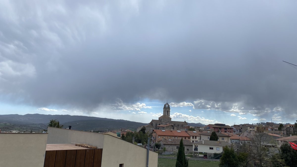 silviamural's tweet photo. A punt de llagrimeta 🥺 en veure petites cortines de pluja ☔️ al Moianès.
Poc, però menys és res #plugims https://t.co/ofSKC4Uyi8