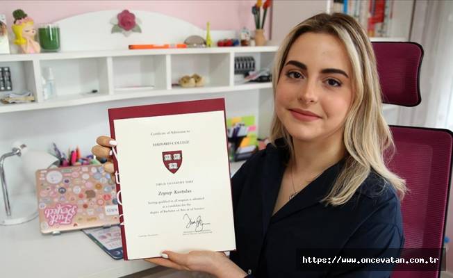 OnceVatanGazete's tweet photo. Hedeflerinin peşinden koştu, Harvard Üniversitesine tam burslu kabul edildi: Erken kabul başvurusu yaptığı Harvard Üniversitesi'ne kabul edilen Sakaryalı lise öğrencisi Zeynep Kurtuluş, eğitim hayatına yeni bir başlangıç yapacak olmanın heyecanını yaşıyor. https://t.co/pnnAuZObQu https://t.co/XIMn3BBJYj