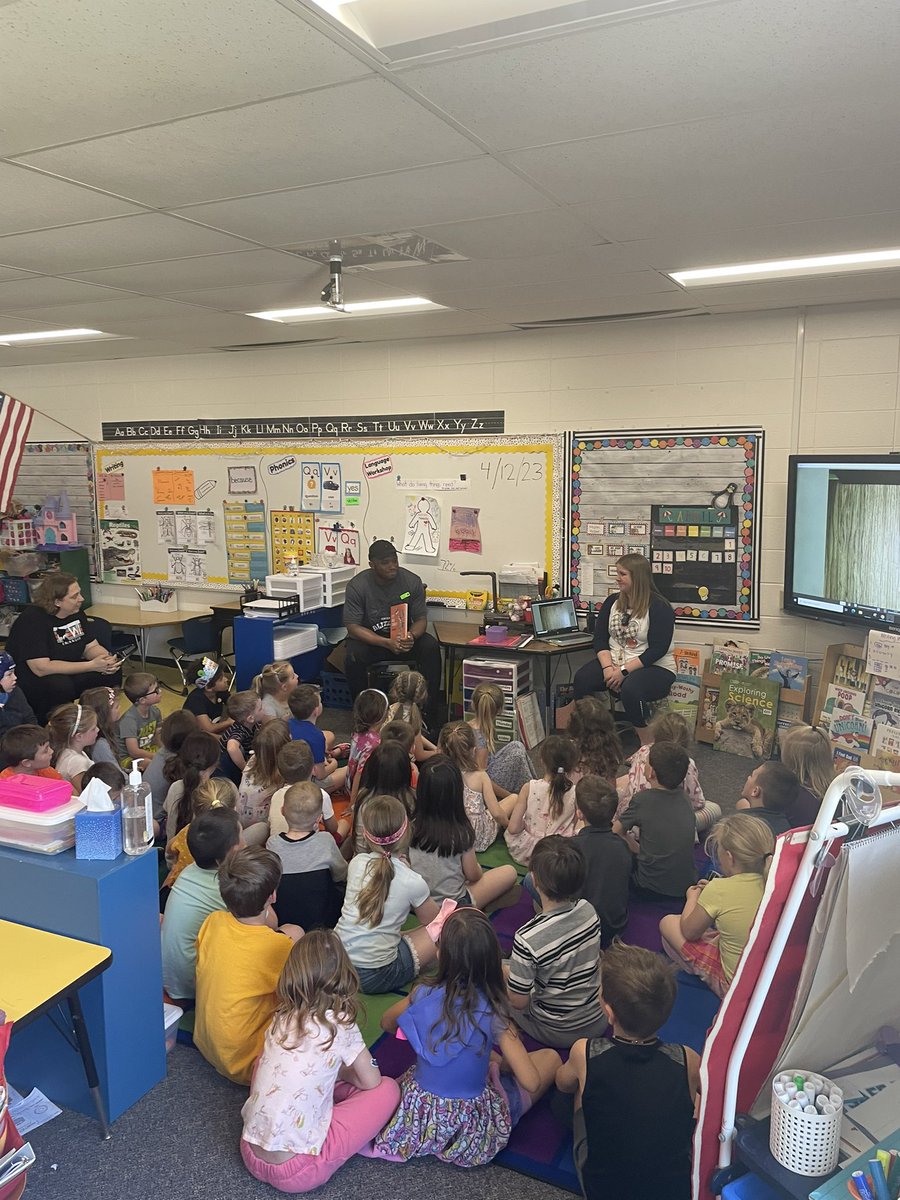 gbblizzard's tweet photo. Blizzard players took a trip to Kaukauna to visit Dr. H.B. Tanner Elementary! Tre, Jamal, and Trent read books to students and in 15 classrooms 📚️ We’ll see you all at our Youth Jersey game on April 21! 🤩 #GoBlizz #GetBlizzy #20Seasons 🥶
@trevaughn333 @trinidad_54 @__mal1__ https://t.co/XoG2uk8jXy