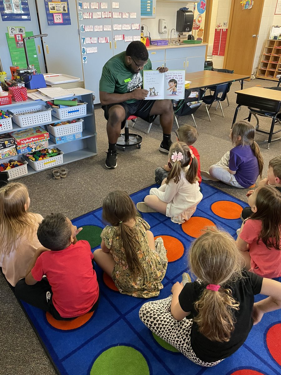 gbblizzard's tweet photo. Blizzard players took a trip to Kaukauna to visit Dr. H.B. Tanner Elementary! Tre, Jamal, and Trent read books to students and in 15 classrooms 📚️ We’ll see you all at our Youth Jersey game on April 21! 🤩 #GoBlizz #GetBlizzy #20Seasons 🥶
@trevaughn333 @trinidad_54 @__mal1__ https://t.co/XoG2uk8jXy