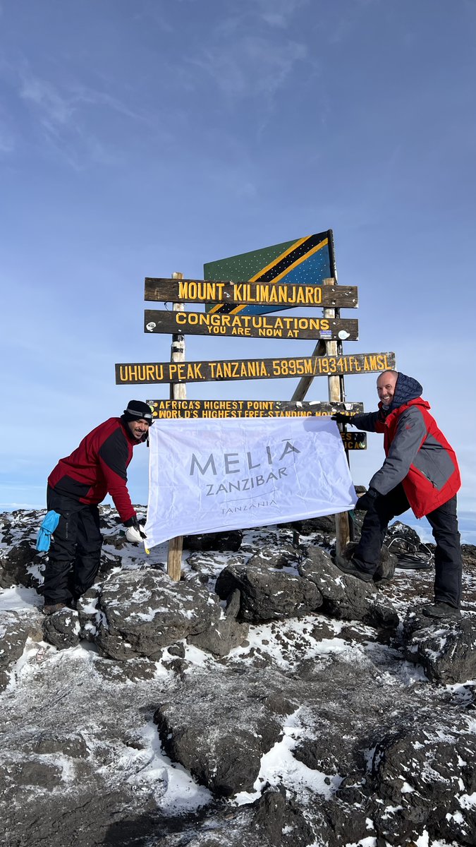GabrielEscarrer's tweet photo. Me llega esta imagen de los compañeros @Yusel_Rodriguez y @stevan_bzh del #MeliáZanzibar en su ascenso al #Kilimanjaro. ¡Enhorabuena por vuestro logro y gracias por llevar la bandera de @MeliaHotelsInt  hasta lo más alto! https://t.co/jzNlCK9M00