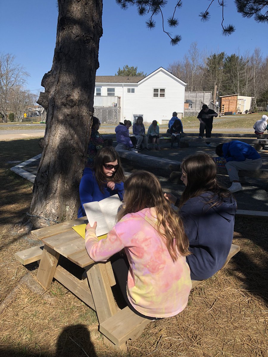 MsBall17's tweet photo. A beautiful day for outdoor reading! ☀️📚📖🌳@HrceLiteracy #hrceliteracy https://t.co/USrdM8lzTG