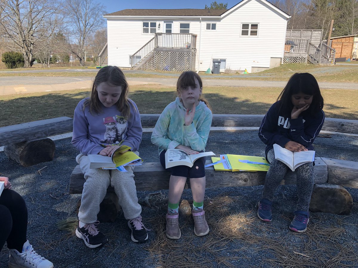 MsBall17's tweet photo. A beautiful day for outdoor reading! ☀️📚📖🌳@HrceLiteracy #hrceliteracy https://t.co/USrdM8lzTG
