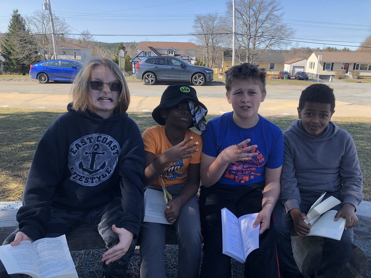 MsBall17's tweet photo. A beautiful day for outdoor reading! ☀️📚📖🌳@HrceLiteracy #hrceliteracy https://t.co/USrdM8lzTG