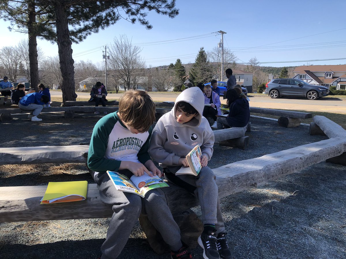 MsBall17's tweet photo. A beautiful day for outdoor reading! ☀️📚📖🌳@HrceLiteracy #hrceliteracy https://t.co/USrdM8lzTG