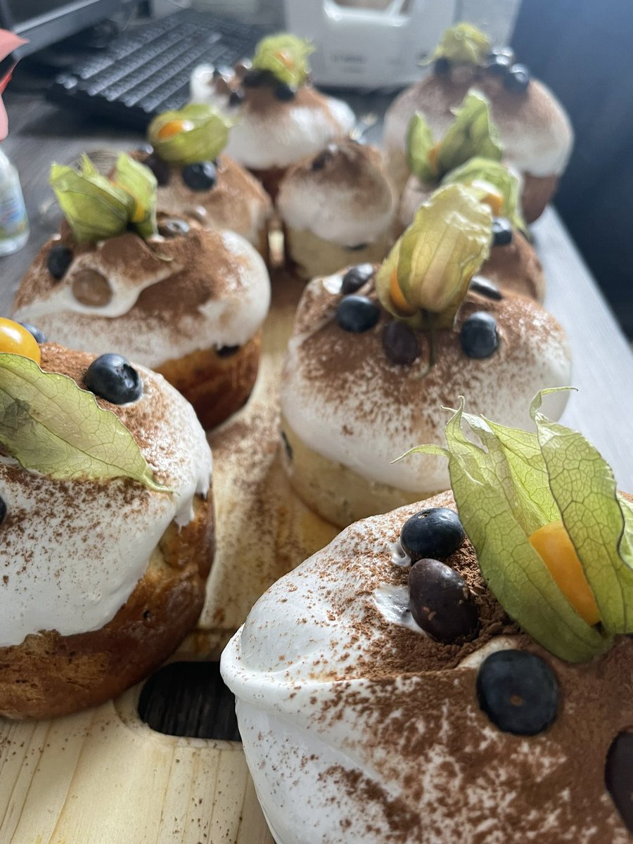 AKBAMEH's tweet photo. Каждый год заморачиваюсь с куличами, но в этот раз они мне особенно нравятся https://t.co/HE1usFrb8t