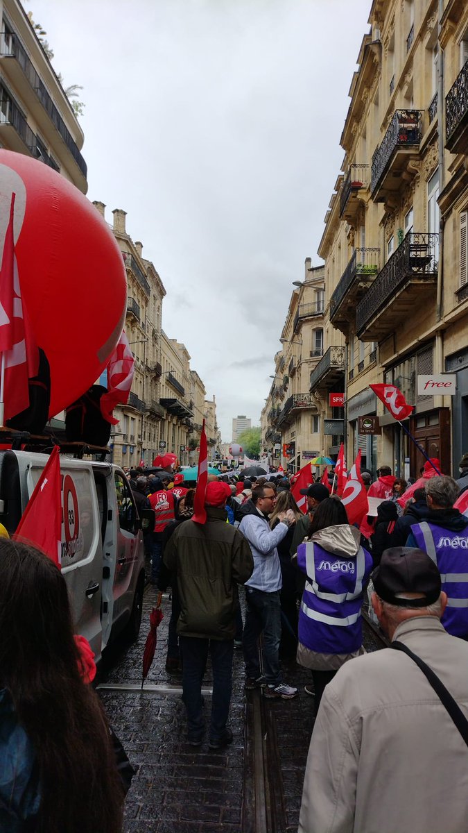 Catsuri33's tweet photo. Toujours là mais fin de manif des syndicats toujours plus compliquée #greve13avril #Bordeaux https://t.co/di8vsXczAa