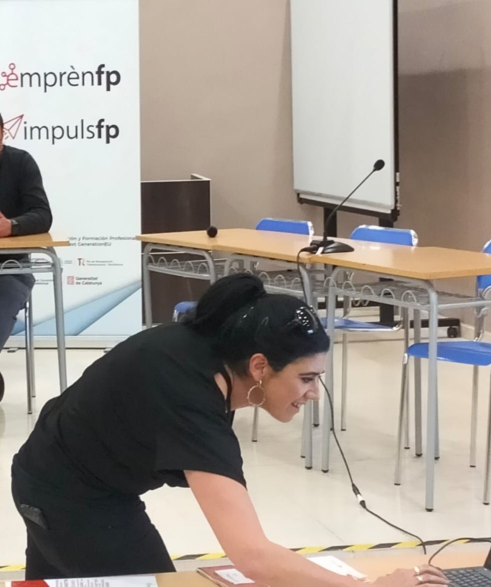 iaferre's tweet photo. Avui ha estat un altre dels dies de #encendrefocisortircorrent !
Un plaer estar davant d'un jurat magnífic de l'univers #impulsfp , en un entorn innmillorable @VIDALIBARRAQUER
Salut de la Coordinadora #quimi #atTACk
#fp #somcomtederius #EDC https://t.co/6SvQJxdchB