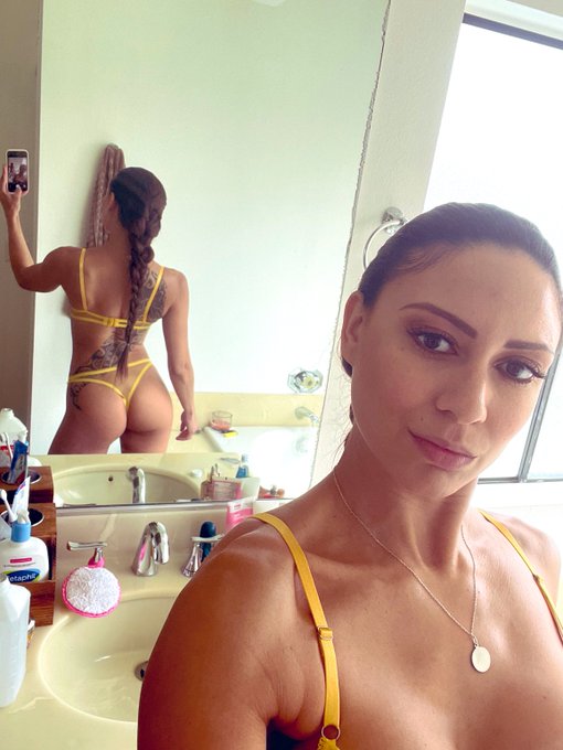 Grab my ponytail and fuck my hard 🤤 https://t.co/hpxIwAcBDV