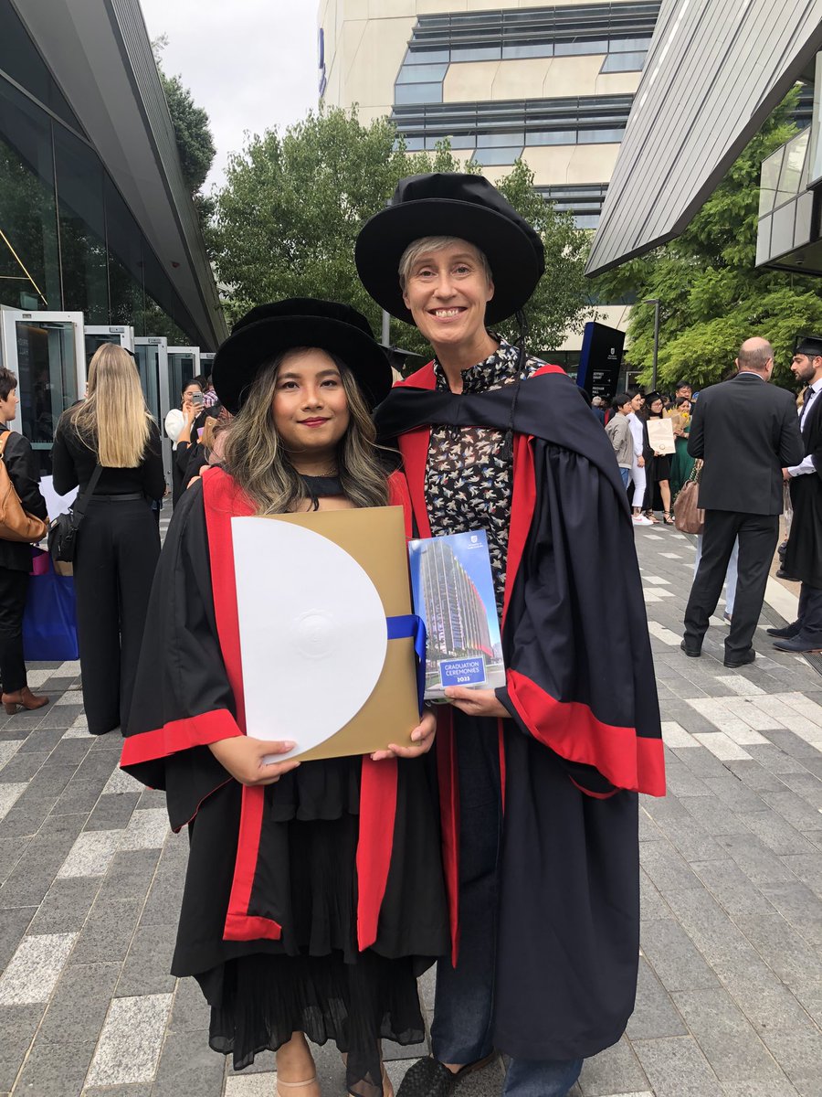 claudine_bonder's tweet photo. Celebrations 🎉🎉
Dr@kay_mmin graduated today 👏🏻👏🏻👏🏻 
Sitting in the ceremony brought back so many memories of how challenging the last few years have been and how extra proud I am of the students who have worked through it 👊🏻👊🏻
@CCB_Research https://t.co/OAIoRMKBjK