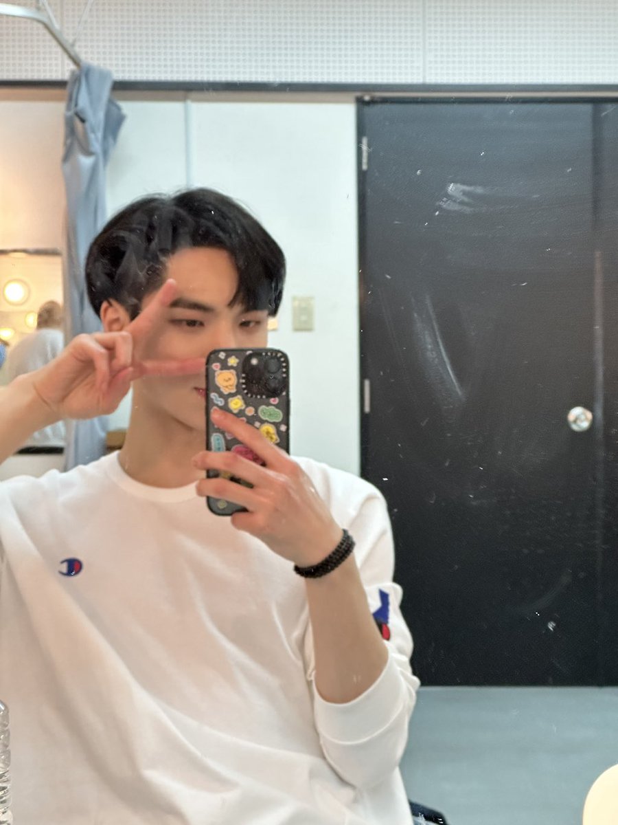 230413 BX ☕️ FC

“Off work!”

#CIX #이병곤 #병곤 #BX