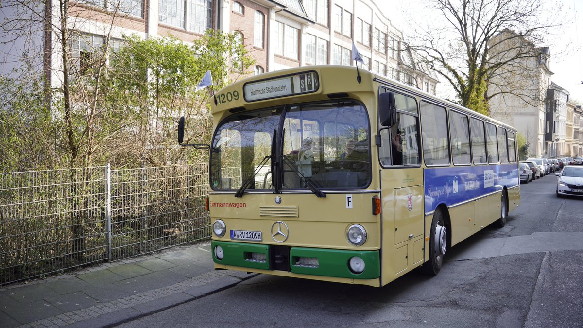 stadt_wuppertal's tweet photo. Mit dem #Oldtimerbus durch #Wuppertal! Das Museum Industriekultur und die Stiftung Regionale Verkehrsgeschichte starten am Sonntag wieder ihre historischen Bustouren. Neben der beliebten Extratour (1. Sonntag im Monat) neu dabei: Müngstener Brückentour. ➡️https://t.co/AQp8BpA4yz https://t.co/siv6DGCpmg