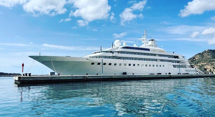 yachtport's tweet photo. El yate Lady Moura, conocido como el barco de las letras de oro, durante su estancia en Yacht Port Cartagena.
Fue construido en el año 1990 en los astilleros Blohm &amp; Voss de Alemania, como no de los yates más caros e innovadores del mundo. https://t.co/plTvniPl1W